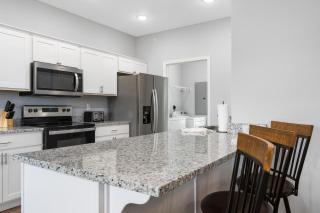 Arcade, Hot Tub, Deck Area, Free Tickets, Bright Upgraded Decor-Ledgestone Golf OnSite! - Branson West - 1