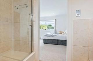 Charming 4 Bedroom 3 Bathroom House - Sleeps up to 9 - Pool Table, Sky TV & Netflix, Fast WiFi, Driveway Parking & Self-Check-In By Yoko Property - 4