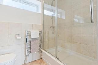 Charming 4 Bedroom 3 Bathroom House - Sleeps up to 9 - Pool Table, Sky TV & Netflix, Fast WiFi, Driveway Parking & Self-Check-In By Yoko Property - 2