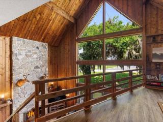 Serene Lakeside Retreat- 3 Bdr Romantic Getaway - 0