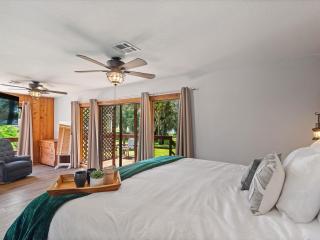Serene Lakeside Retreat- 3 Bdr Romantic Getaway - Winter Haven - 9