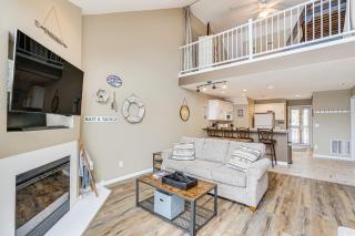 'Lake It Easy' Waterfront Ozarks Condo w/ Balcony! - 9