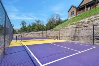 Golf Simulator- Private Hot Tub- Lake Views- Free Daily Tickets- Close to Attractions - Branson - 2
