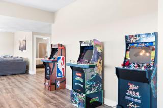 Huge Lakeview Getaway w/ Fun Arcades, Ping Pong Free Silver Dollar City Tickets Community Amenities! - Branson - 5