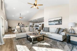 Huge Lakeview Getaway w/ Fun Arcades, Ping Pong Free Silver Dollar City Tickets Community Amenities! - Branson - 1