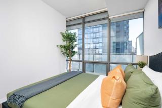 Beautiful 2BR 2BA w 4 Beds Near Yorkville Bloor - 2