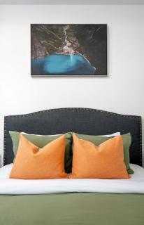 Beautiful 2BR 2BA w 4 Beds Near Yorkville Bloor - 1