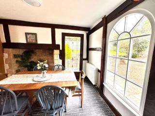 Stylish Tudor Cottage & Hot Tub - Coombe Hill - 1