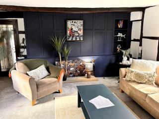 Stylish Tudor Cottage & Hot Tub - 8