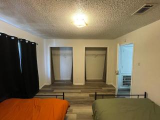 Cozy 2-Bedroom - 2