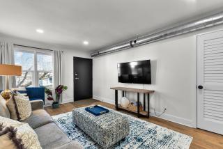Contemporary Blue Oasis Apt 1 - Omaha - 7