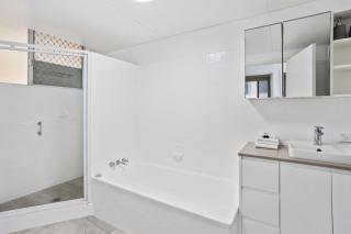 Iconic Burleigh Beachfront, 2 Bedroom Apartment - Gold Coast - 3