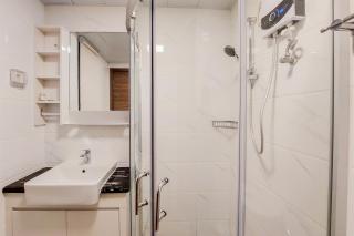 Spacious and Nice 3BR at Sky House BSD Apartment By Travelio - 4