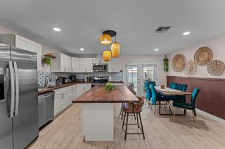 Stunning Luxurious 4br Haven Perfect For Families - Phoenix - 6