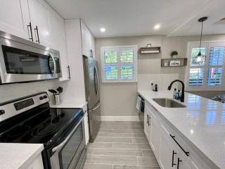 2Bdrm 1Bath Newly Renovated Condo - Walk to the Beach! - 8