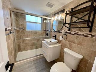 2Bdrm 1Bath Newly Renovated Condo - Walk to the Beach! - 7