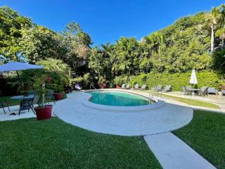 2Bdrm 1Bath Newly Renovated Condo - Walk to the Beach! - 1