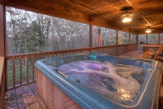 Annies Mountain Mist Hot tub gas fireplace cozy king beds - Mineral Bluff - 0