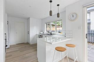 Contemporary & Central in Exclusive Sandy Bay - 8