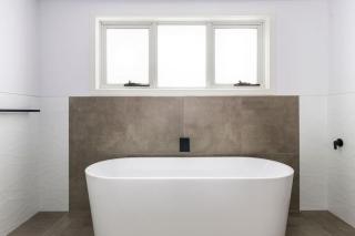 Contemporary with Courtyard by Sandy Bay Delights - Sandy Bay - 3