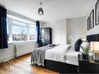 Watford Large 5BR Home - Contractors & Families - Watford - 0