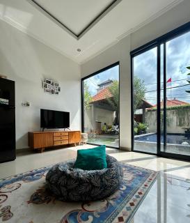 Villa Singapore Spacious 3BR Pool Villa in Canggu - 9