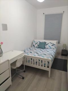 Comfortable Double Bed Located near City Centre, suitable for Contractors Health Care Professionals or long business stays in Coventry or delightful holidays in Coventry or within the West Midlands area Free Wifi Tea and Coffee Provided - Coventry - 4