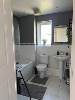 Cosy 2 Bed Service Apartment Netflix Hideaway Family Couples Staycation Tredegar Park Celtic Manor ICC Wales - Lower Clapton - 3