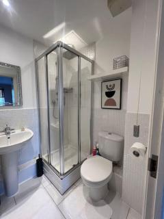 Cosy 2 Bed Service Apartment Netflix Hideaway Family Couples Staycation Tredegar Park Celtic Manor ICC Wales - Lower Clapton - 1
