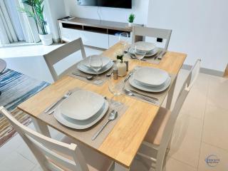 Stylish 2BR Escape 2 Balconies Pool View - Dubai - 3