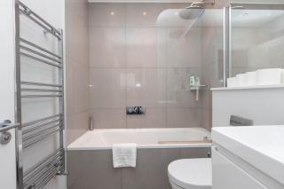 Spacious 3 Bedroom in Notting Hill with Balcony - London - 4