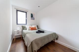 Modern 3 Bed & 3 Bathrooms Flat, Hackney Downs - London - 2