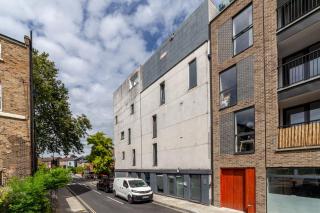 Modern 3 Bed & 3 Bathrooms Flat, Hackney Downs - London - 9