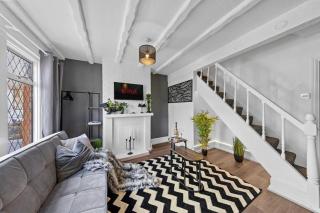 Apartment Sleeps 7 with Free Parking - 1