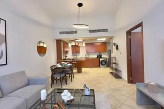 Spacious 1 BR Apt in Motor City - Sherlock House 2 by Vibel - Dubai - 3