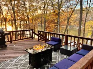 Beautiful Waterfront with Dock Firepit Hot tub - Cadiz - 2