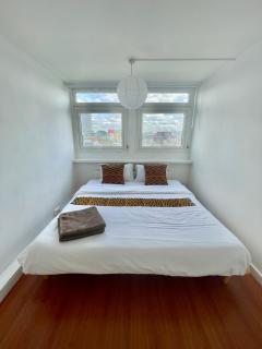 Bright 2-Bedroom in Soho High-Rise with Skyline Views - Londra - 1