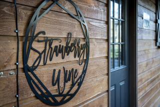 Strawberry Wine Romantic Hot Tub Cabin - Pigeon Forge - 7