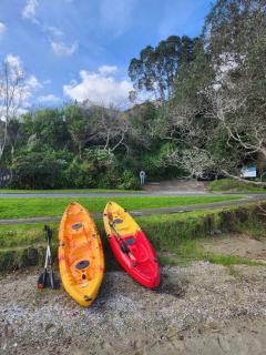 Beachfront bach w beautiful sunsets, pizza oven, handy to town - Tamaterau - 9