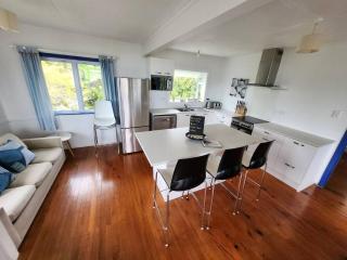 Beachfront bach w beautiful sunsets, pizza oven, handy to town - Tamaterau - 6