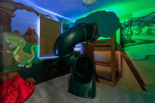 Villa with Fashionista BR, Theater, Arcade & Spa Pool - 4