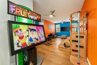Chic Villa with Dino BR, Theater, Arcade & Pool Table - Kissimmee - 8
