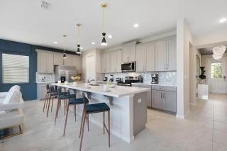 Chic Villa with Dino BR, Theater, Arcade & Pool Table - Kissimmee - 1