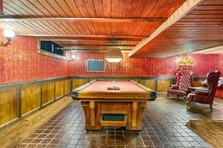 Elegant Rose City Retreat with Sauna & Pool Table - Maywood Park - 3