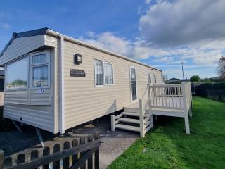 Spacious accomodation 134 UNITY BEACH BREAN CENTRALLY LOCATED Sleeps 6 Pet friendly Pets stay free - 4