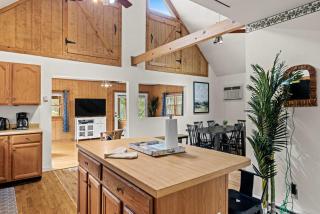 Huge Chalet Cabin w Hot Tub, Wraparound Deck, WiFi - Great Cacapon - 5