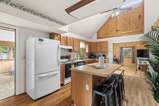 Huge Chalet Cabin w Hot Tub, Wraparound Deck, WiFi - Great Cacapon - 3