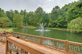 Blue Ridge Mountain-View Cabin with Hot Tub and Deck! - Andrews - 9
