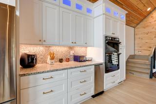 Blue Ridge Mountain-View Cabin with Hot Tub and Deck! - Andrews - 1