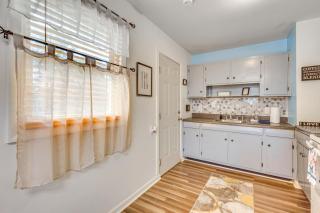 4 Mi to Dtwn Home with Fenced Yard in Portsmouth! - Portsmouth - 4